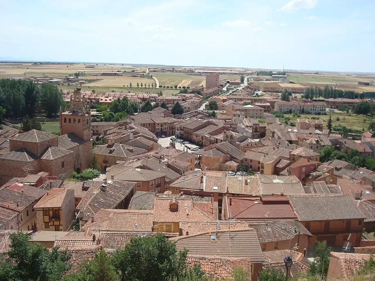 Mudanzas en Ayllón 8 Mudanzas en Ayllón: vista del pueblo desde lo alto, con los tejados del casco y la torre de la iglesia