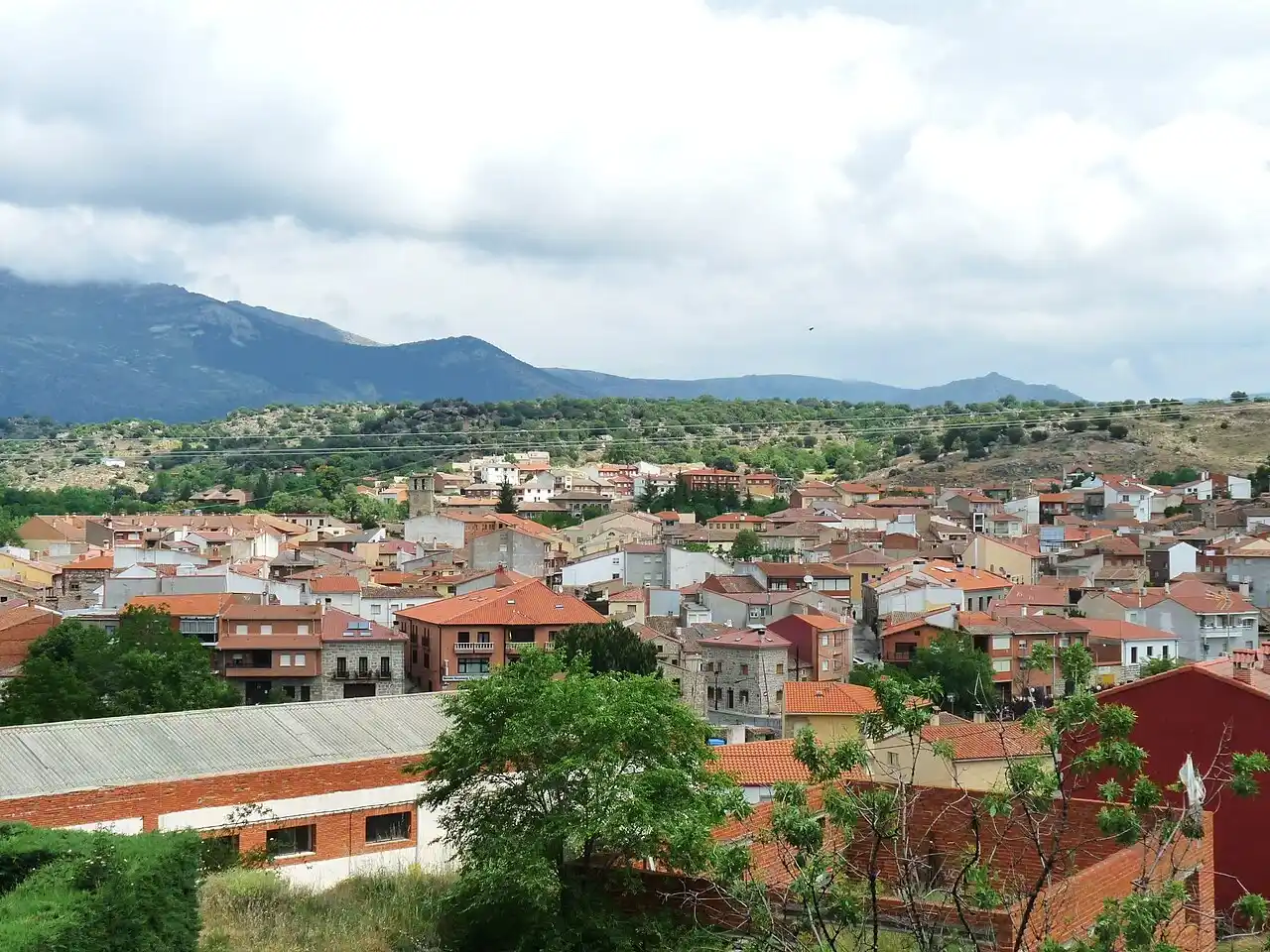 Mudanzas en Burgohondo 8 Mudanzas en Burgohondo: vista del pueblo con la sierra al fondo