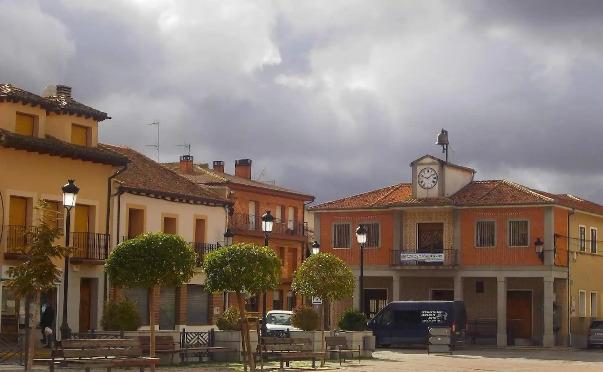 Mudanzas en Cantimpalos 8 Mudanzas en Cantimpalos: la plaza con el edificio de ladrillo del reloj y sus soportales
