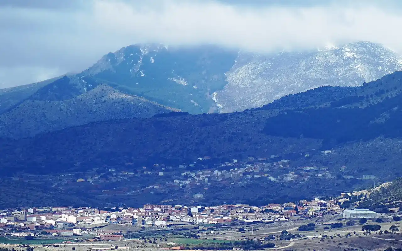 Mudanzas en El Barraco 8 Mudanzas en El Barraco: vista del pueblo con la sierra nevada al fondo