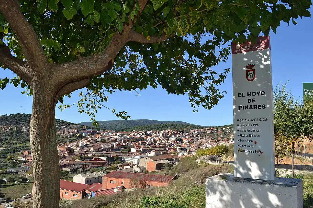 Mudanzas en Hoyo de Pinares 8 Vista de El Hoyo de Pinares desde la entrada, con el monolito del municipio