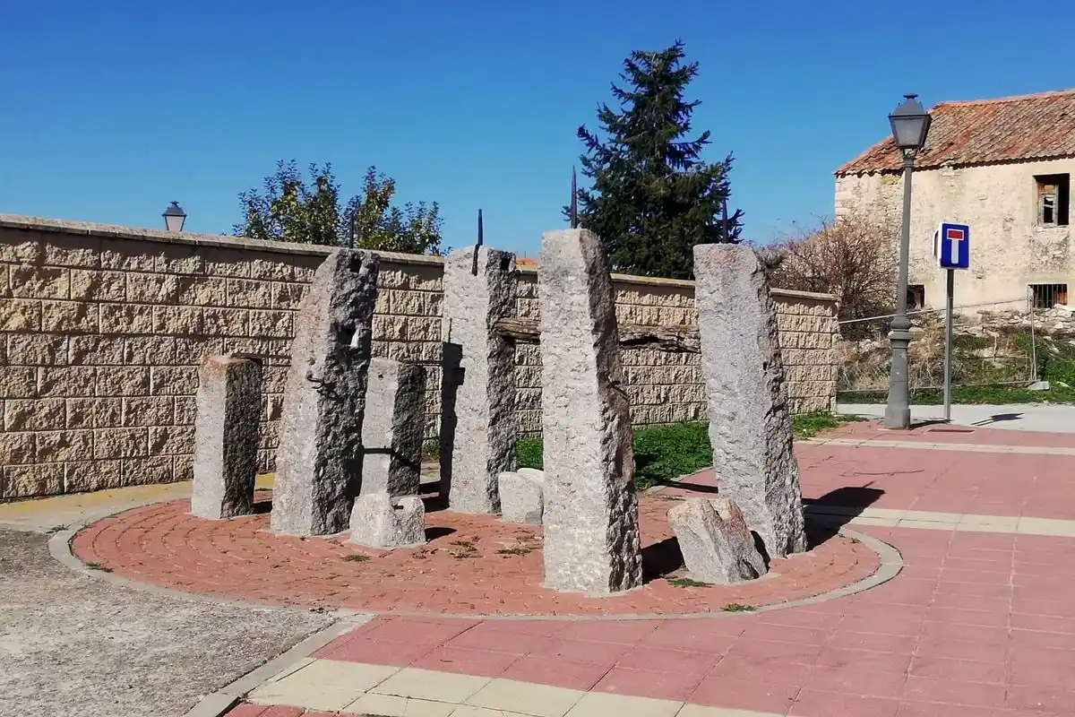 Mudanzas en Espirdo 8 Mudanzas en Espirdo: conjunto de piedras de granito erguidas en una plaza del pueblo