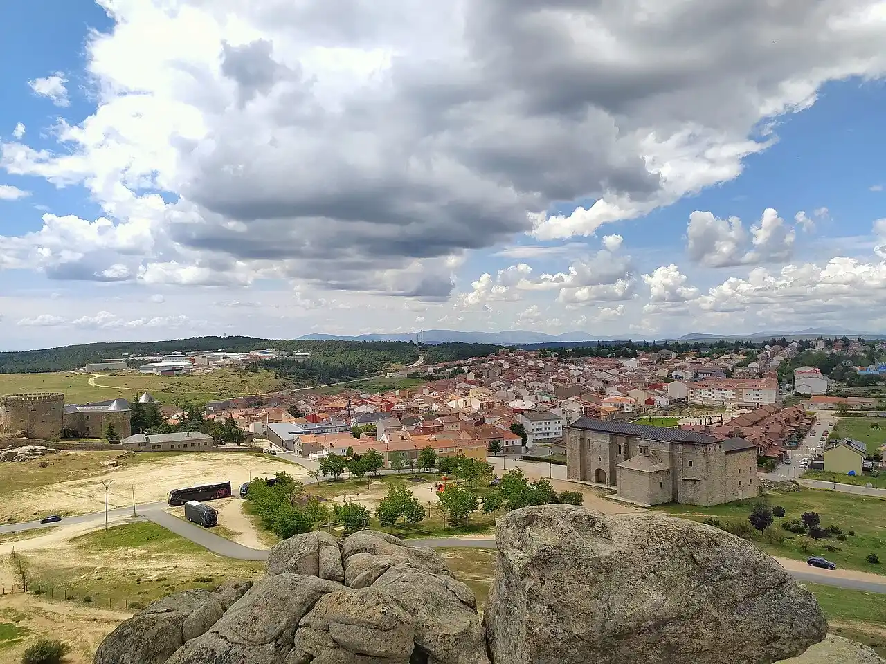 Mudanzas en Las Navas del Marqués 8 Vista del pueblo desde las rocas, con tejados y pinares al fondo
