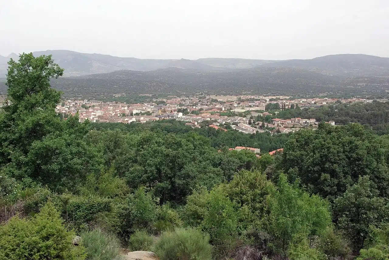 Mudanzas en Navaluenga 8 Mudanzas en Navaluenga: vista del pueblo en la vega del Alberche