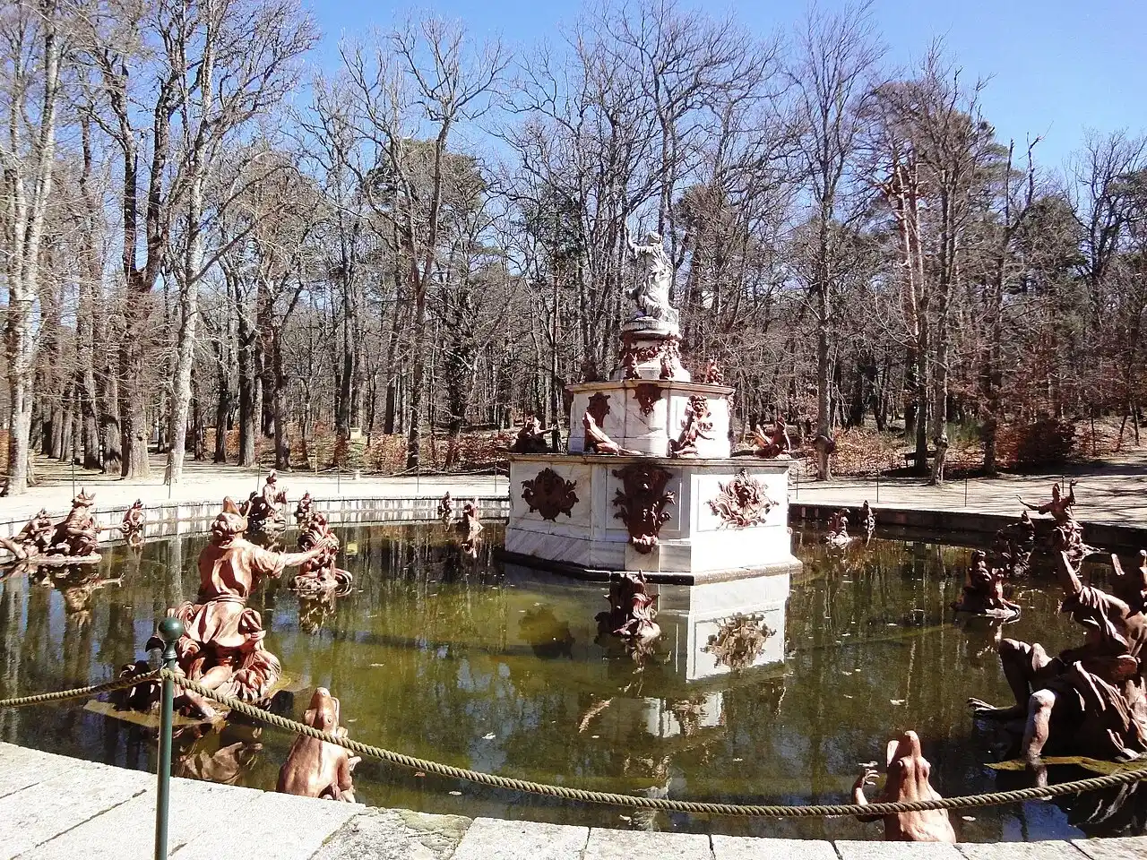 Mudanzas en Real Sitio de San Ildefonso 8 Mudanzas en Real Sitio de San Ildefonso: fuente con esculturas en un jardín arbolado