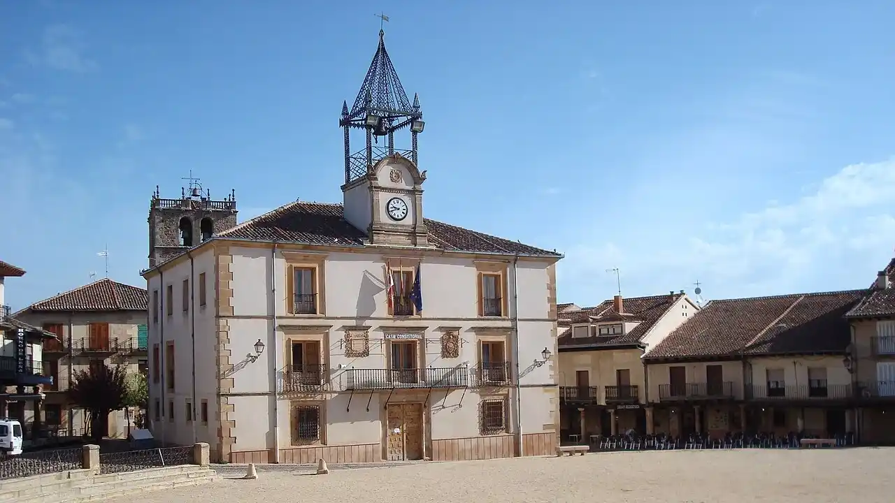 Mudanzas en Riaza 8 Mudanzas en Riaza: el Ayuntamiento con su torre del reloj y los soportales de la Plaza Mayor