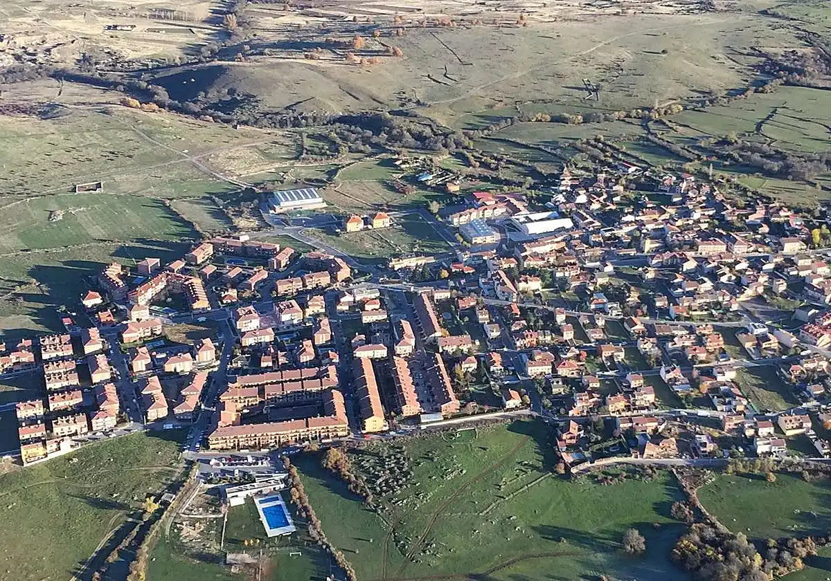 Mudanzas en San Cristóbal de Segovia 8 Mudanzas en San Cristóbal de Segovia: vista aérea del pueblo, con los bloques del casco y las parcelas alrededor