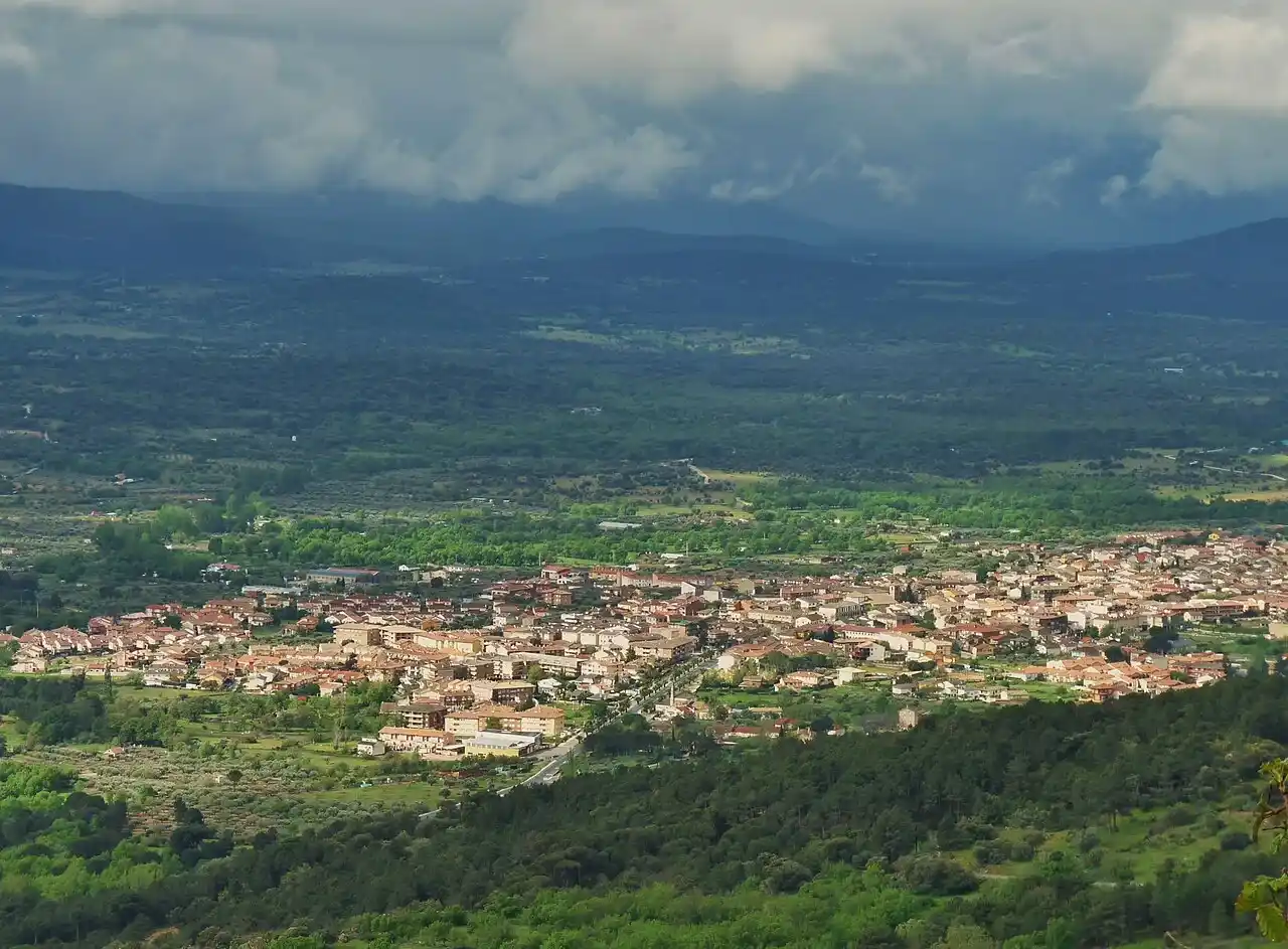 Mudanzas en Sotillo de la Adrada 8 Vista del pueblo desde la ladera, con el valle del Tiétar detrás